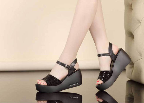 Frauen verzierte Plattform-offene Zehen-Schnallen-Sandale